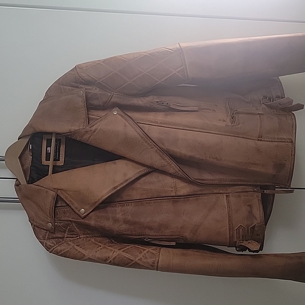 Men's leather jacket. Motorcycle style. Camel color. Two inside pockets